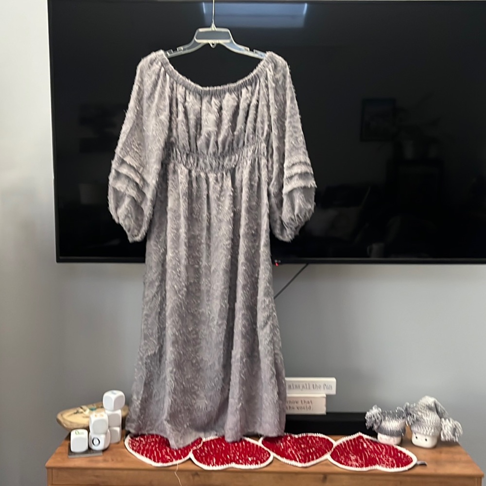 NWT beautiful XL gown in lavender gray